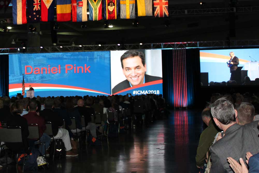 Daniel Pink speaking at the 2018 ICMA Annual Conference